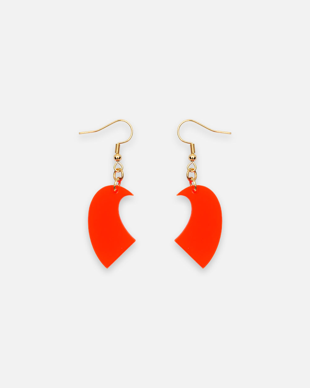 Abstrakte Bogen Ohrringe in leuchtendem Orange aus satiniertem Acrylglas mit vergoldeten Ohrhaken