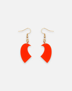 Abstrakte Bogen Ohrringe in leuchtendem Orange aus satiniertem Acrylglas mit vergoldeten Ohrhaken