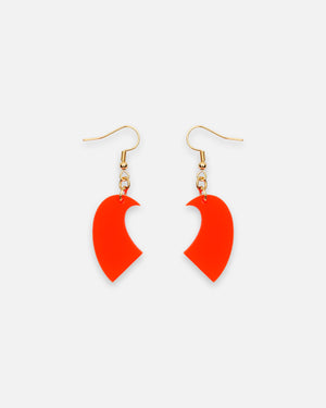Abstrakte Bogen Ohrringe in leuchtendem Orange aus satiniertem Acrylglas mit vergoldeten Ohrhaken