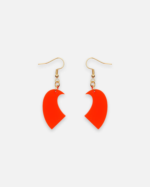 Abstrakte Bogen Ohrringe in leuchtendem Orange aus satiniertem Acrylglas mit vergoldeten Ohrhaken
