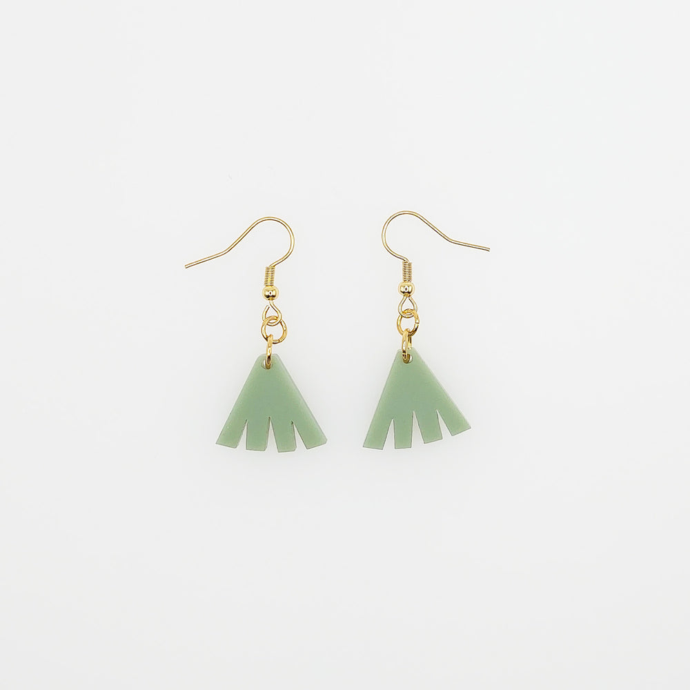 Boho Fächer Ohrhänger aus olivgrünem Acrylglas mit goldenen Edelstahlhaken – leichte hängende Ohrringe von sweeps handgemacht in Wien.