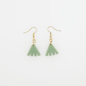 Boho Fächer Ohrhänger aus olivgrünem Acrylglas mit goldenen Edelstahlhaken – leichte hängende Ohrringe von sweeps handgemacht in Wien.