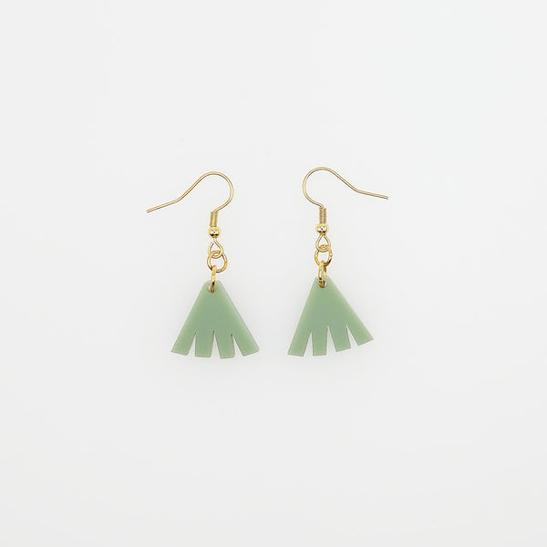 Boho Fächer Ohrhänger aus olivgrünem Acrylglas mit goldenen Edelstahlhaken – leichte hängende Ohrringe von sweeps handgemacht in Wien.