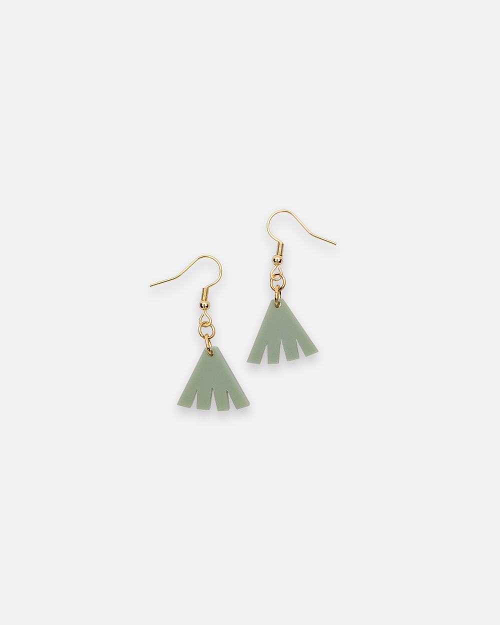 Boho Fächer Ohrhänger aus olivgrünem Acrylglas mit goldenen Edelstahlhaken – leichte hängende Ohrringe von sweeps handgemacht in Wien.