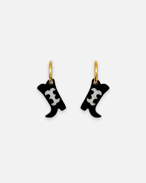Cowboystiefel Hoops Ohrringe mit schwarzen Acryl-Anhängern und goldenen Edelstahl-Creolen von sweeps.