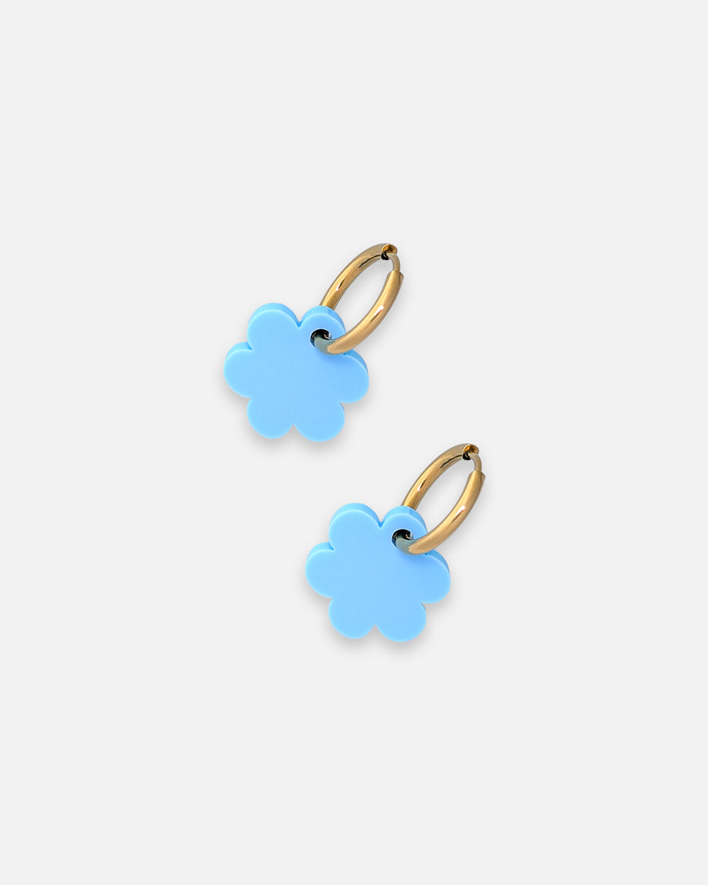 Goldene Creolen mit sanftem Wolkenform Anhänger in pastell hellblau von sweep.