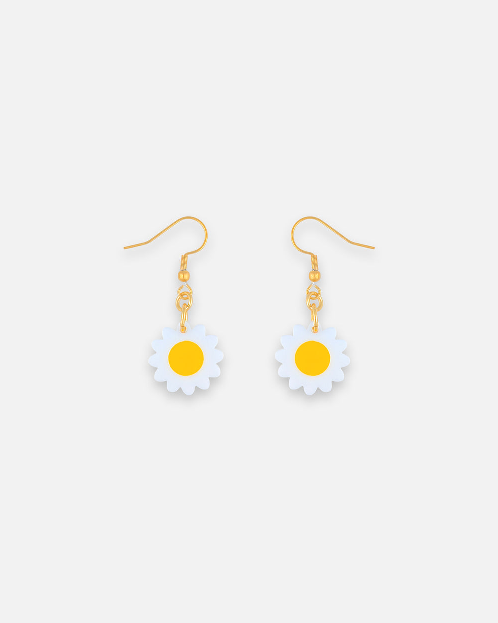 Daisy Ohrhänger aus weißem Acryl mit gelber Blütenmitte und goldfarbenem Ohrhaken von sweeps