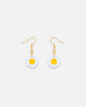 Daisy Ohrhänger aus weißem Acryl mit gelber Blütenmitte und goldfarbenem Ohrhaken von sweeps