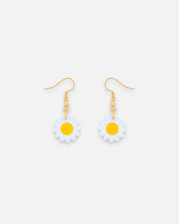 Daisy Ohrhänger aus weißem Acryl mit gelber Blütenmitte und goldfarbenem Ohrhaken von sweeps