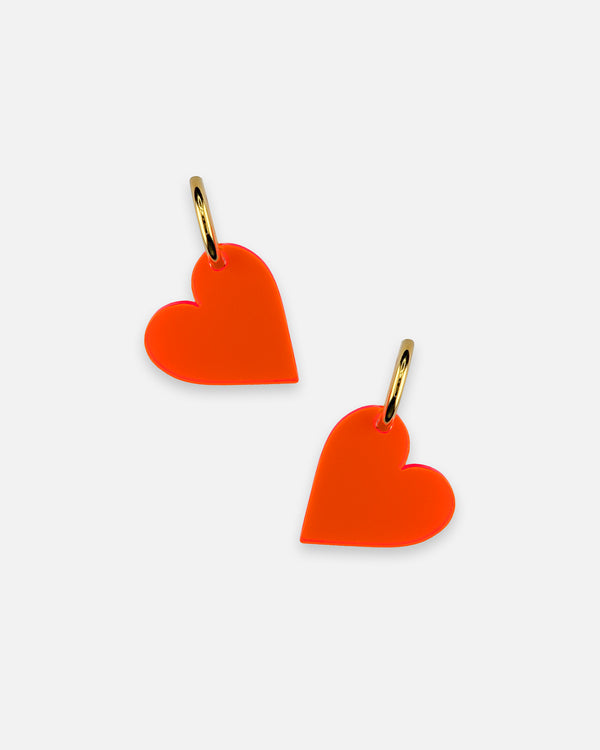 Goldfarbene Creolen mit großen orangen Acryl Herz Anhängern von sweeps
