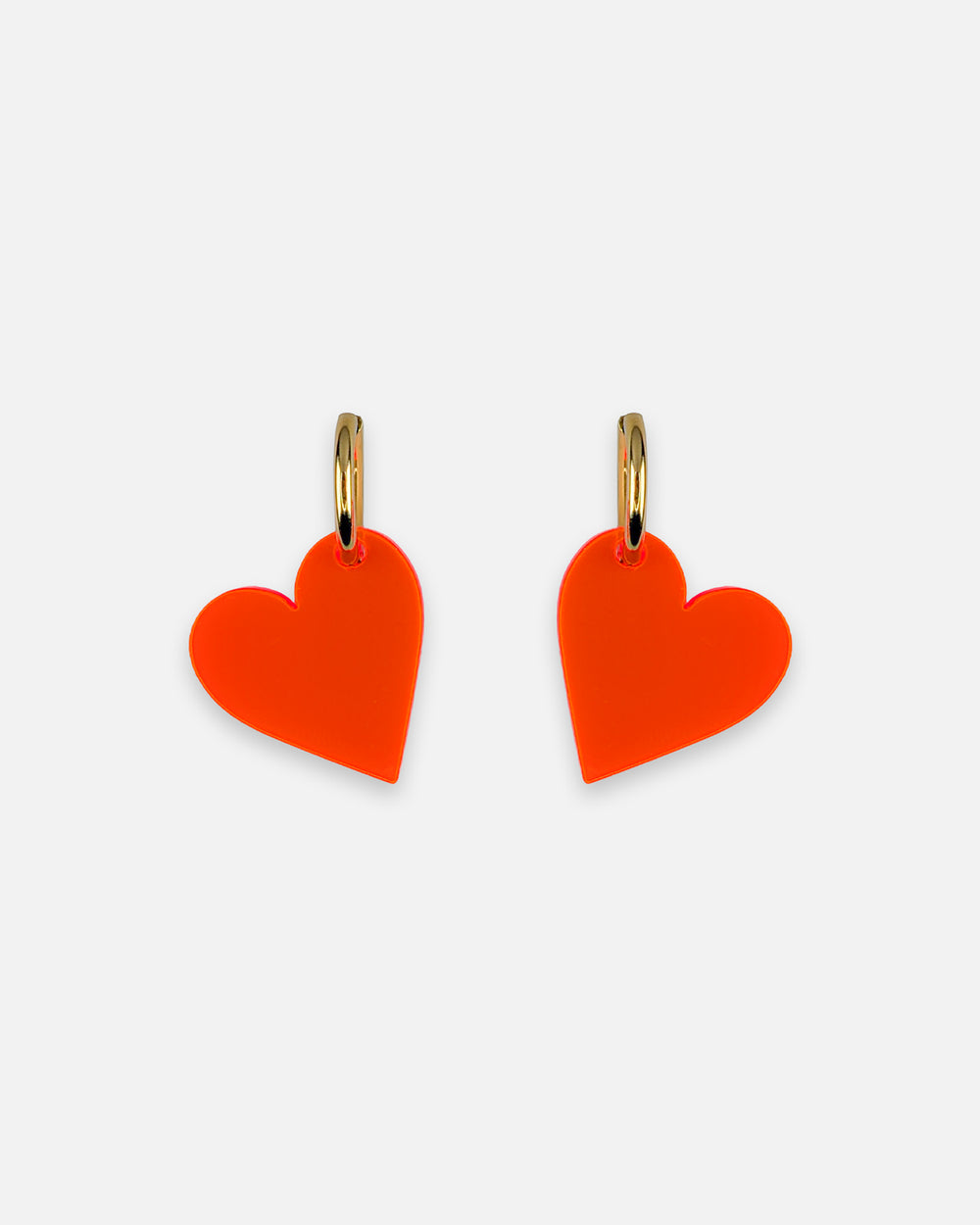 Goldfarbene Creolen mit großen orange-transparenten Herz Anhängern aus Acryl im Dopamin Design Stil von sweeps