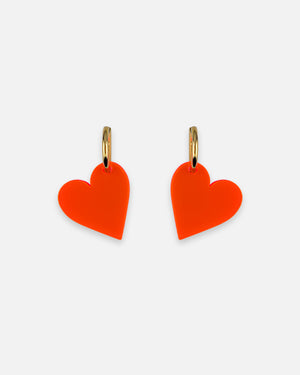 Goldfarbene Creolen mit großen orange-transparenten Herz Anhängern aus Acryl im Dopamin Design Stil von sweeps