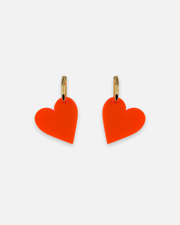 Goldfarbene Creolen mit großen orange-transparenten Herz Anhängern aus Acryl im Dopamin Design Stil von sweeps