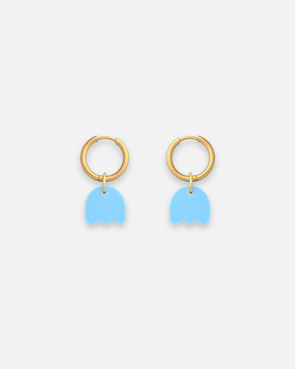 Creolen Ohrringe mit Mini Blumen Anhänger in hellblau. Goldene Edelstahl Hoops von sweeps.