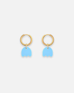 Creolen Ohrringe mit Mini Blumen Anhänger in hellblau. Goldene Edelstahl Hoops von sweeps.