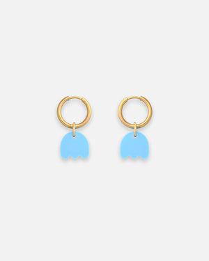 Creolen Ohrringe mit Mini Blumen Anhänger in hellblau. Goldene Edelstahl Hoops von sweeps.