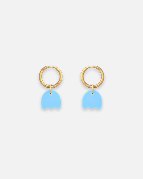 Creolen Ohrringe mit Mini Blumen Anhänger in hellblau. Goldene Edelstahl Hoops von sweeps.