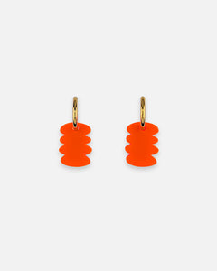 Hoops Ohrringe mit vergoldeten Edelstahl  Creolen mit neon-orangen geometrischen Acryl-Anhänger.