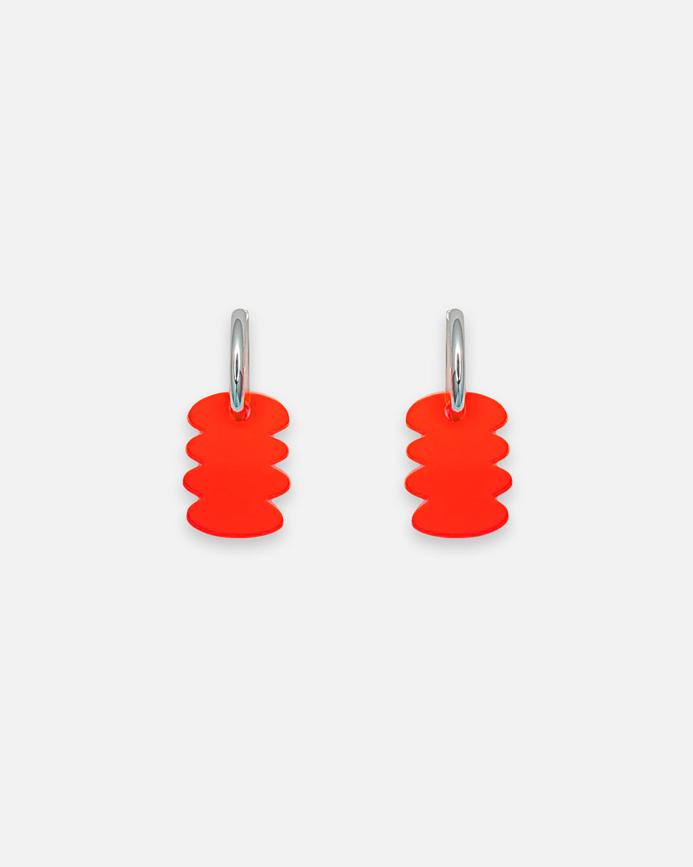 Hoops Ohrringe mit vergoldeten Edelstahl  Creolen mit neon-orangen geometrischen Acryl-Anhänger.