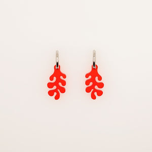 Creolen mit rotem Korallen-Anhänger aus satiniertem Acrylglas und silbernen Edelstahl Creolen.