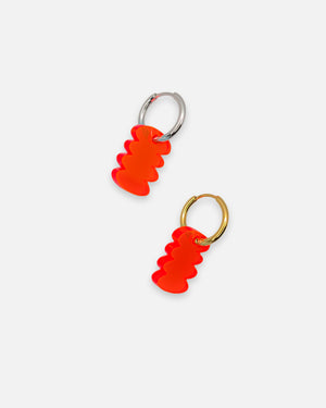 Creolen Ohrringe mit grafischen Acrylglas Anhänger aus  leuchtend orangen Acrylglas und Edelstahl Hoops in Gold oder Silber von sweeps.