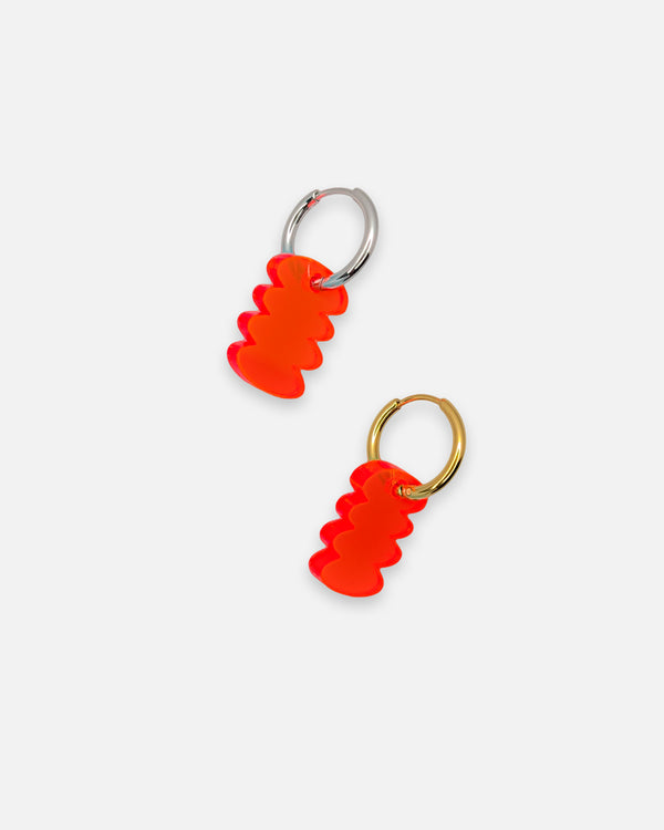 Creolen Ohrringe mit grafischen Acrylglas Anhänger aus  leuchtend orangen Acrylglas und Edelstahl Hoops in Gold oder Silber von sweeps.