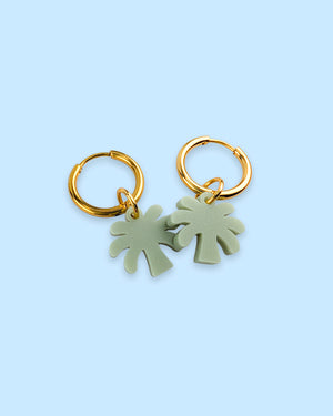 sweeps Mini Palmen Ohrringe aus Edelstahl und Acrylglas in Olivgrün mit goldenen Creolen.