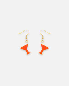 Cocktailgas Ohrringe. Edelstahl Ohrhaken in gold mit neon-orangen Schmuckanhänger aus Acrylglas in Form eines Cocktailglases von sweeps.
