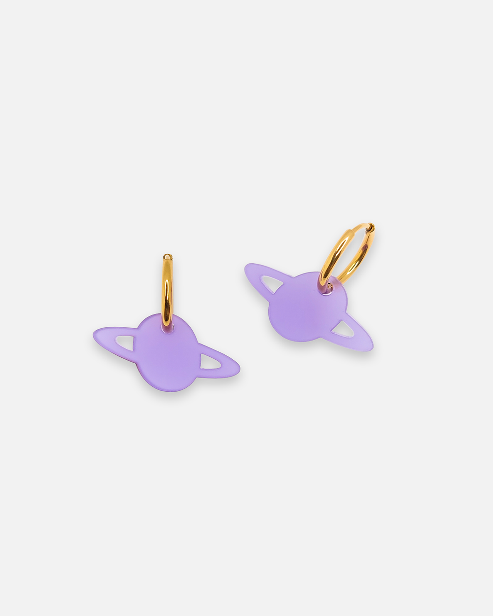 Ohrringe mit satiniertem violetten Planet Anhänger und vergoldeten Edelstahl-Creolen – handmade Schmuck von sweeps.