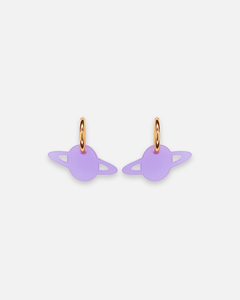 Ohrringe mit satiniertem violetten Planet Anhänger und vergoldeten Edelstahl-Creolen – handmade Schmuck von sweeps.