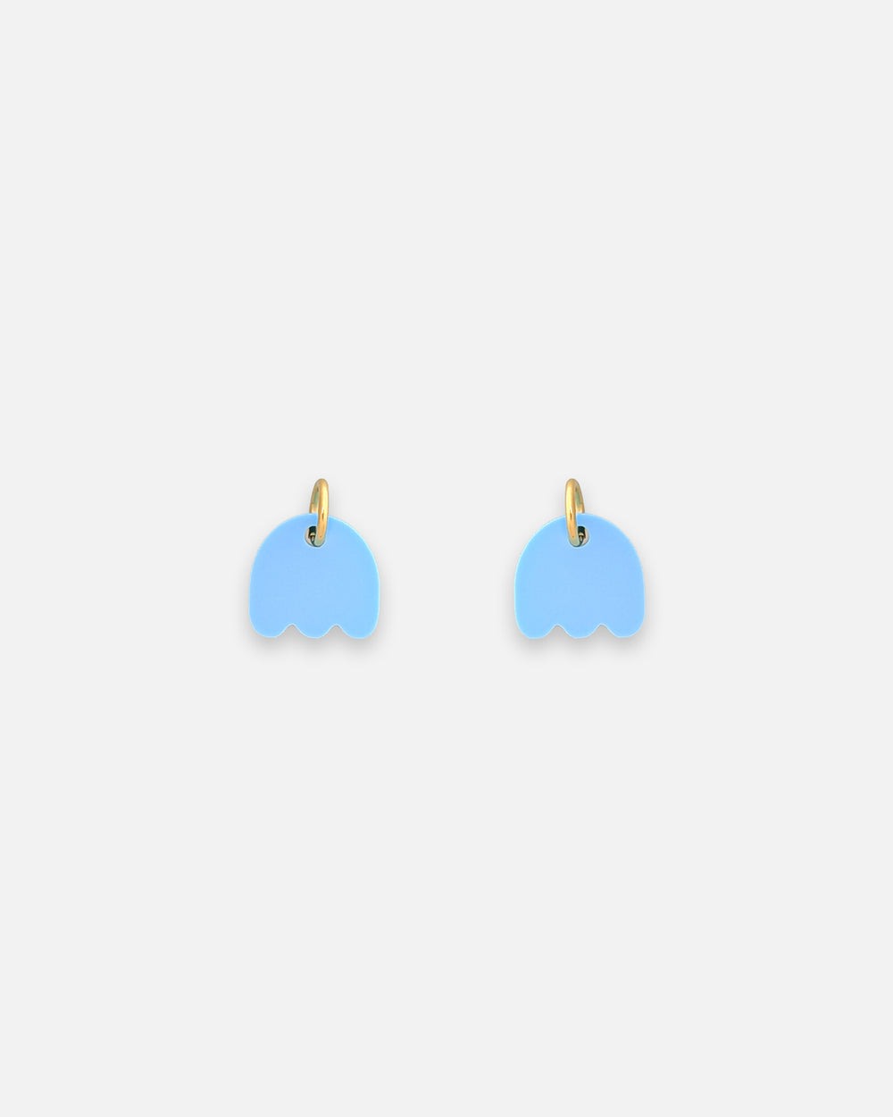 Creolen Ohrringe mit Mini Blumen Anhänger in hellblau. Goldene Edelstahl Hoops von sweeps.