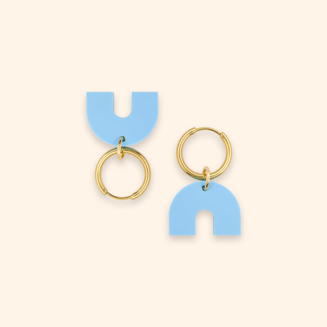 Hellblaue Bogen Ohrringe aus Acryl mit goldenen Edelstahl Hoops von sweeps