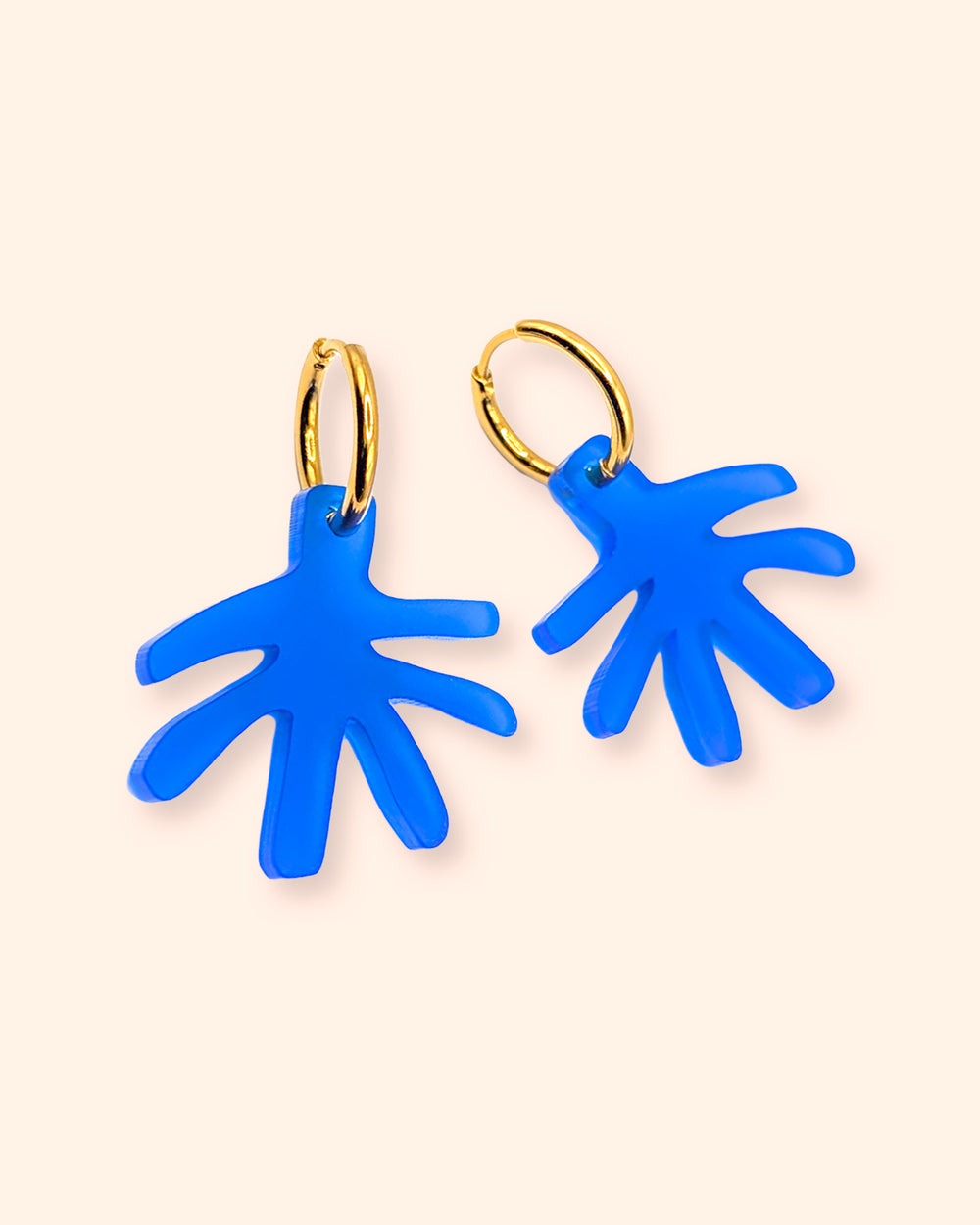 Auffällige Ohrringe aus blauem Acrylglas mit goldenen Edelstahl Creolen – abstraktes modernes Design