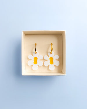 Große Statement Blumen-Ohrringe mit gelber Mitte aus Acrylglas, an goldfarbenen Edelstahl-Creolen – in Geschenkbox von sweeps 