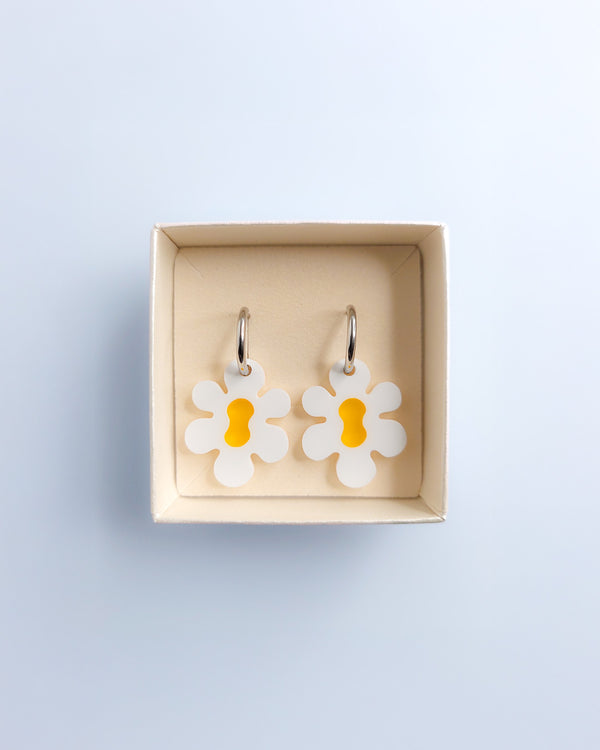 Große Blumen Statement Ohrringe mit gelber Blüte aus Acrylglas, Edelstahl-Creolen – cooler Modeschmuck von sweeps.
