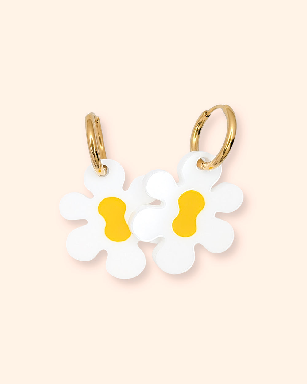 Blumen Ohrringe aus Acrylglas mit Edelstahl Creolen – leichte florale Designs in Weiß und Gelb