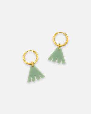 Huggie Hoops Ohrringe mit Boho Style Anhänger. Handgemachte Ohrringe aus Edelstahl und Acrylgla von sweeps.