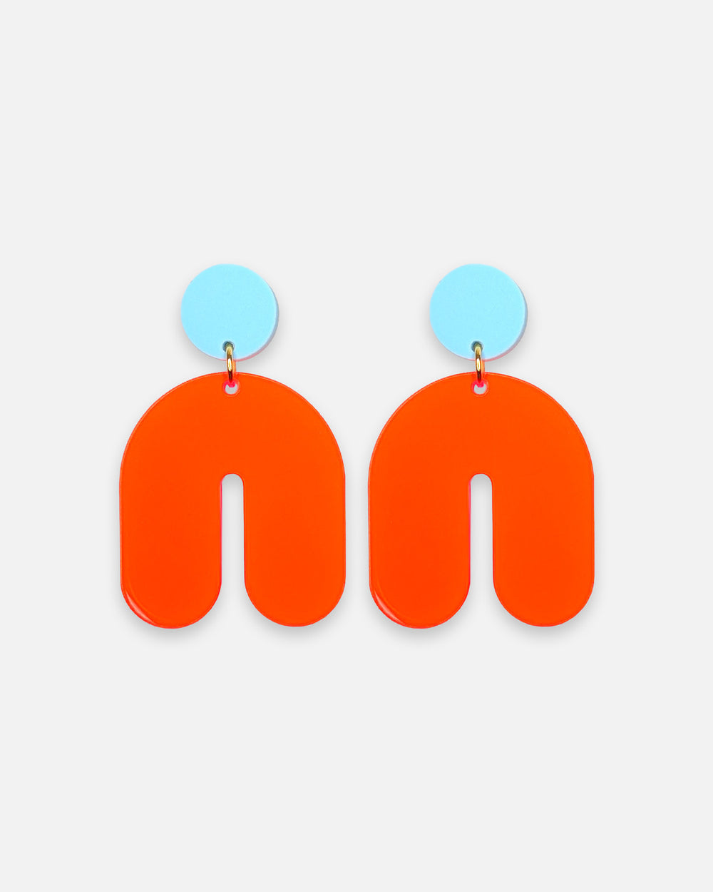 Große Statement Ohrstecker mit hellblauen kreisen und neon orangen Bogen. Edelstahl Stecker mit Acrylglas Anhänger von sweeps.