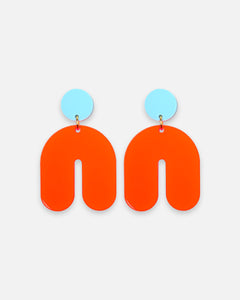 Große Statement Ohrringe mit hellblauen kreisen und neon orangen Bogen von sweeps.