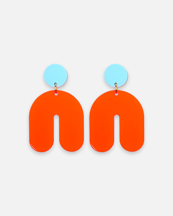 Große Statement Ohrstecker mit hellblauen kreisen und neon orangen Bogen. Edelstahl Stecker mit Acrylglas Anhänger von sweeps.