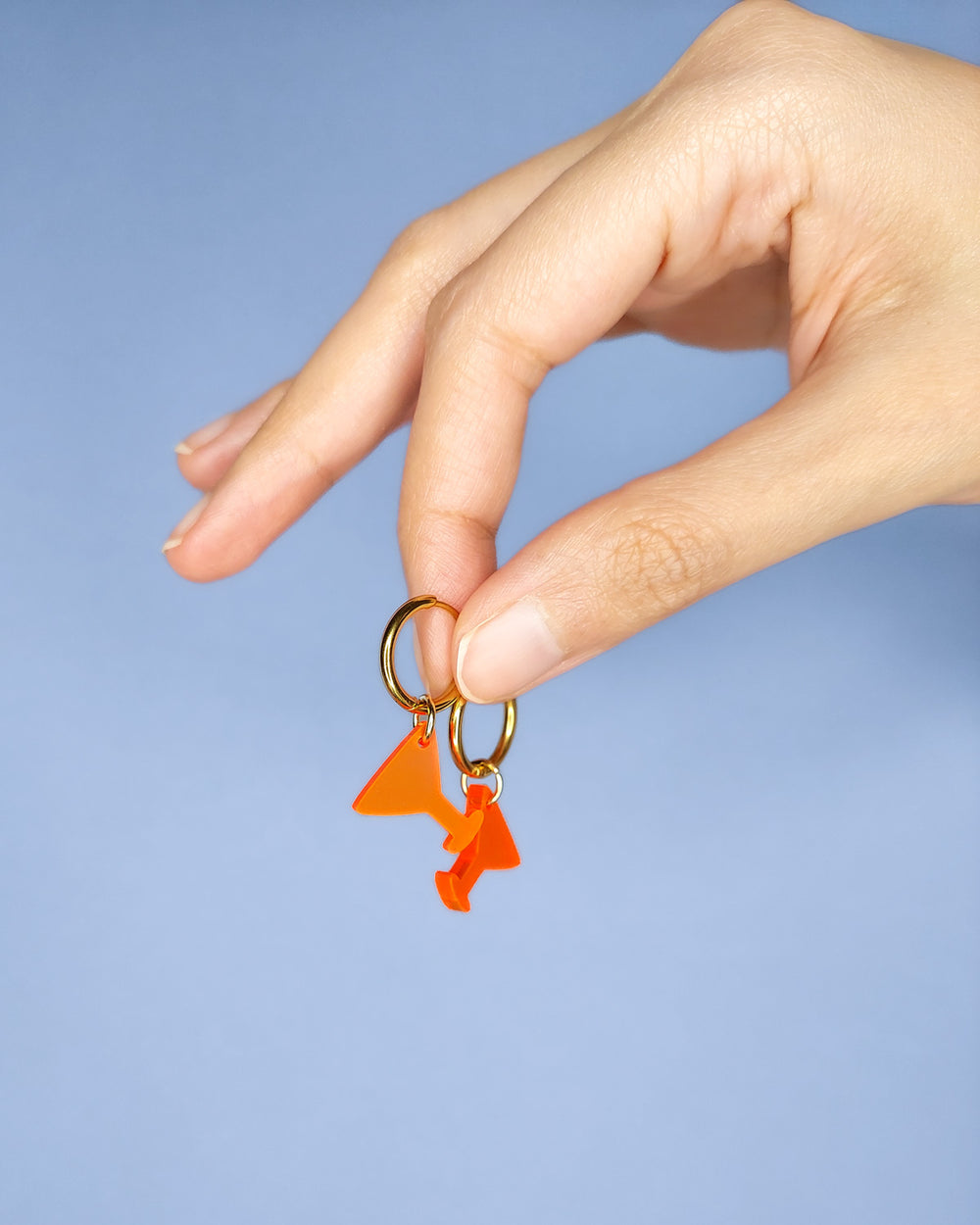 Cocktail Ohrringe mit Acryl Anhänger in auffälligem Orange an goldenen Edelstahl Creolen von sweeps