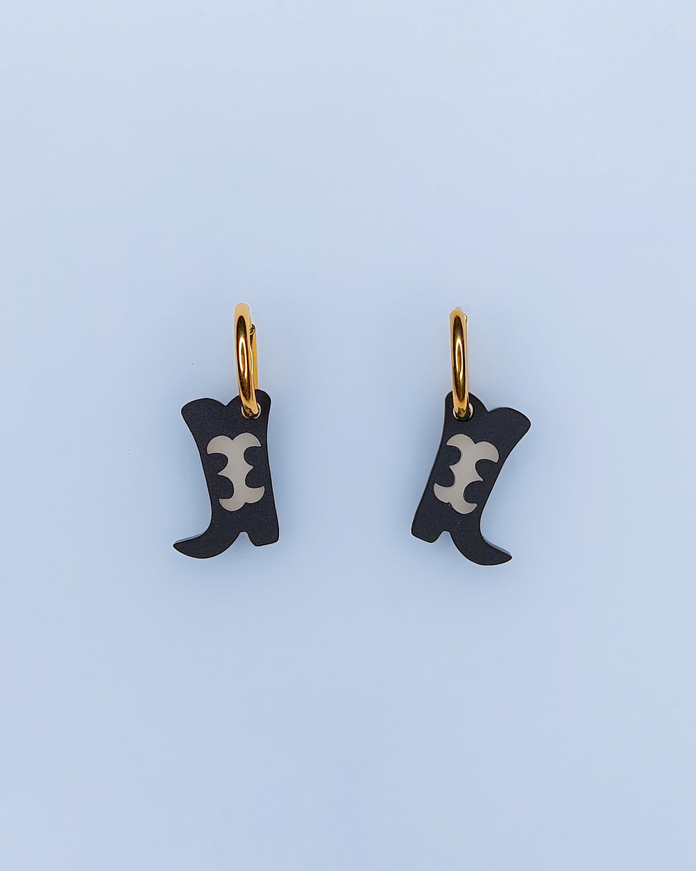 Cowboy Stiefel Creolen-Ohrringe aus recyceltem, mattem Acrylglas mit Intarsie, wahlweise mit goldenen oder silbernen Creolen – Statement-Schmuck von sweeps.