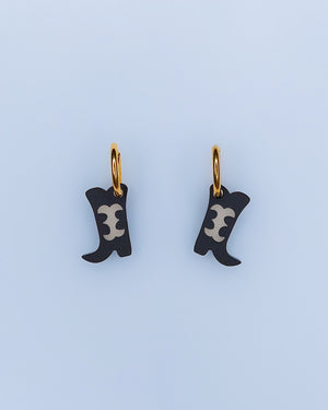 Cowboy Stiefel Creolen-Ohrringe aus recyceltem, mattem Acrylglas mit Intarsie, wahlweise mit goldenen oder silbernen Creolen – Statement-Schmuck von sweeps.