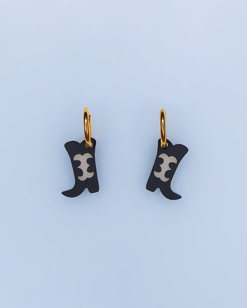 Cowboy Stiefel Creolen-Ohrringe aus recyceltem, mattem Acrylglas mit Intarsie, wahlweise mit goldenen oder silbernen Creolen – Statement-Schmuck von sweeps.
