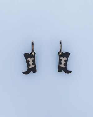 Cowboy Stiefel Creolen-Ohrringe aus recyceltem, mattem Acrylglas mit Intarsie mit silbernen Edelstahl Creolen – Statement-Schmuck von sweeps.