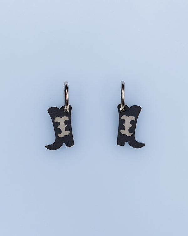 Cowboy Stiefel Creolen-Ohrringe aus recyceltem, mattem Acrylglas mit Intarsie mit silbernen Edelstahl Creolen – Statement-Schmuck von sweeps.