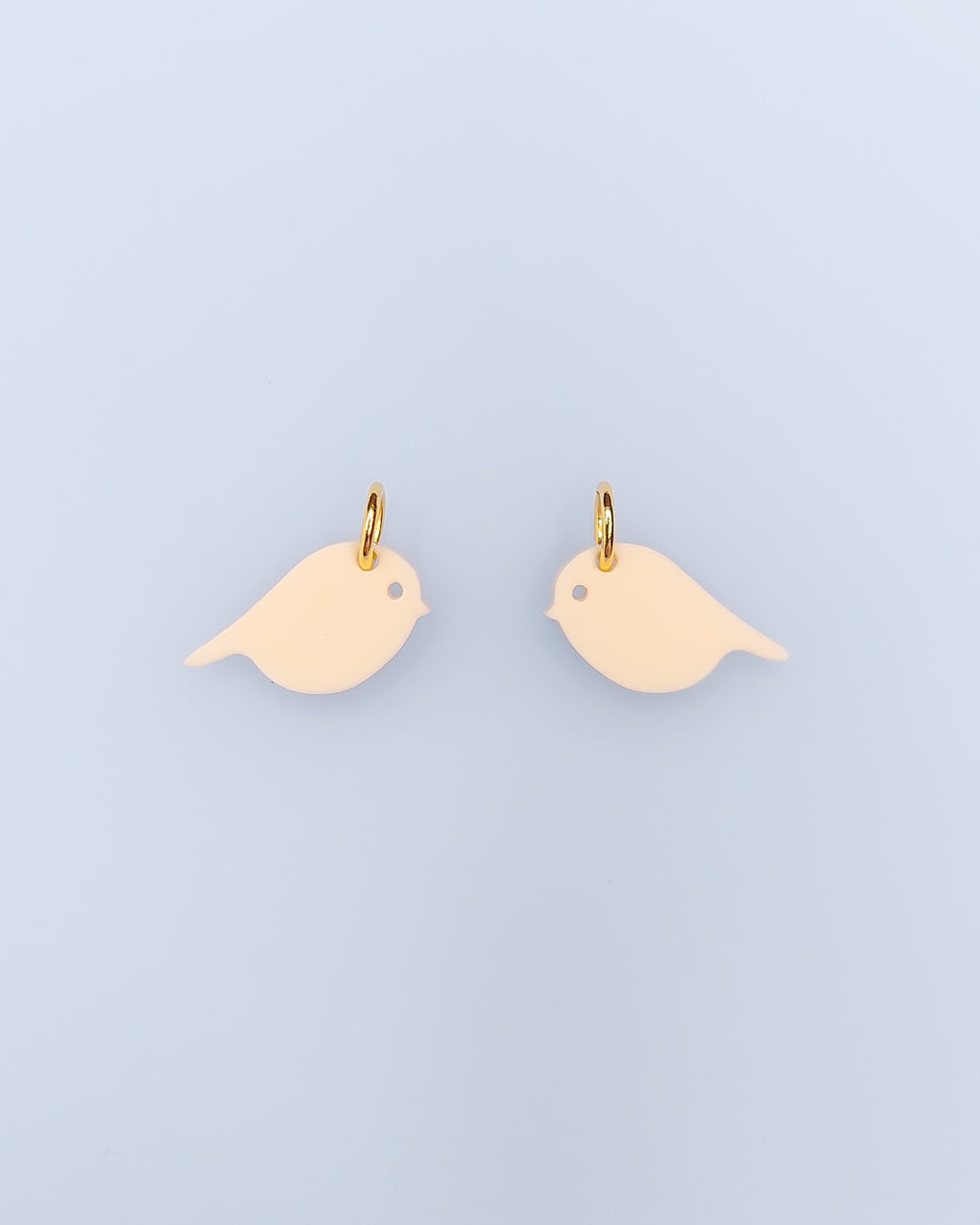 Zwei elfenbeinfarbene Vogel-Anhänger aus Acrylglas mit Edelstahlring – sweeps Charms für Creolen.