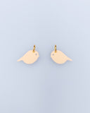 Zwei elfenbeinfarbene Vogel-Anhänger aus Acrylglas mit Edelstahlring – sweeps Charms für Creolen.