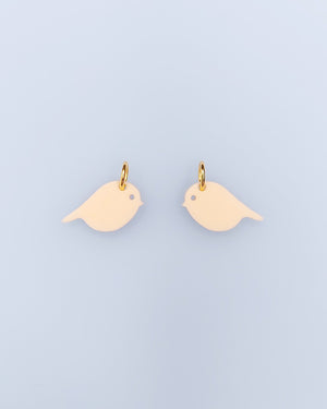 Zwei elfenbeinfarbene Vogel-Anhänger aus Acrylglas mit Edelstahlring – sweeps Charms für Creolen.