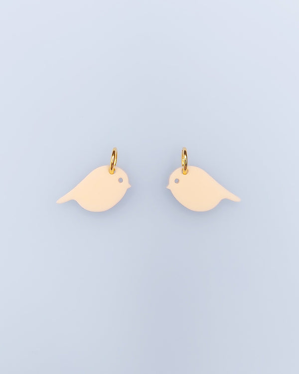 Zwei elfenbeinfarbene Vogel-Anhänger aus Acrylglas mit Edelstahlring – sweeps Charms für Creolen.